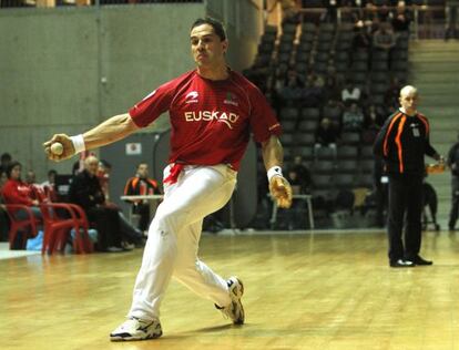 Olaizola II golpea la pelota en la semifinal ante Urrutikoetxea.