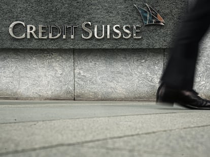 Una persona pasa delante de la sede de Credit Suisse en Hong Kong.