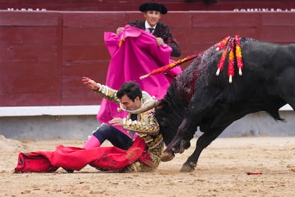 Un momento de la voltereta que sufrió Tomás Rufo en su primer toro.