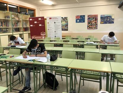 Alumnos en la olimpiada matemática de Castilla La Mancha manteniendo la distancia de seguridad