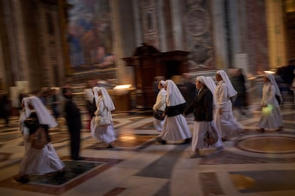 Un grupo de monjas recorren el interior de la basílica de San Pedro, este viernes. 