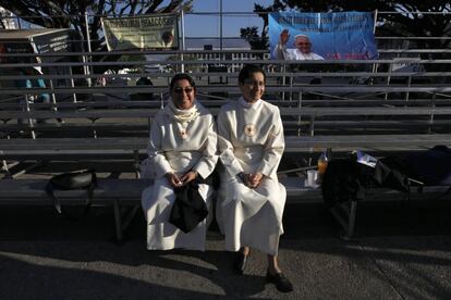 Dos monjas esperan la llegada del papa Francisco al aeropuerto en San Cristóbal de Las Casas.