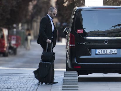 Un vehículo VTC, recoge a un viajero en Madrid.