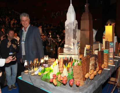 El escritor y cocineroe estadounidense Anthony Bourdain, con un monstaje pastelero de Christian Escriba ayer en el Congreso Internacional de Gastronomñia de San sebastián.