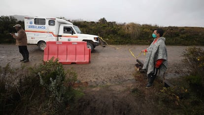 Una ambulancia cruza por un retén establecido por campesinos en San Juan de Sumapaz, en julio de 2020.