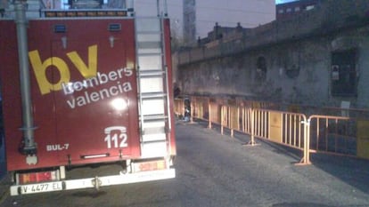 Los bomberos instalan un doble vallado en la calle Jos&eacute; Grollo en Valencia, en la parte trasera de La Ceramo.