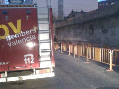 Los bomberos instalan un doble vallado en la calle Jos&eacute; Grollo en Valencia, en la parte trasera de La Ceramo.