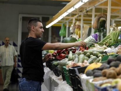 Puesto de frutas y verduras en un mercado de Melilla.