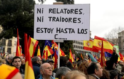 "Ni relatores, ni traidores, estoy hasta los c..." es el lema de uno de los carteles que se han visto durante la manifestación.