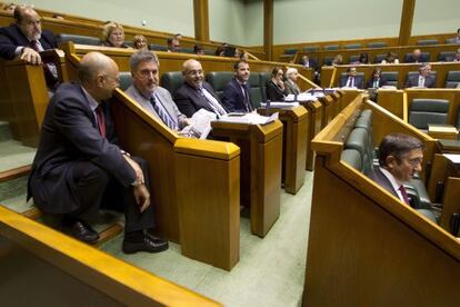 El 'lehendakari', Patxi López (a la derecha), en un momento del pleno junto a los parlamentarios de su grupo.