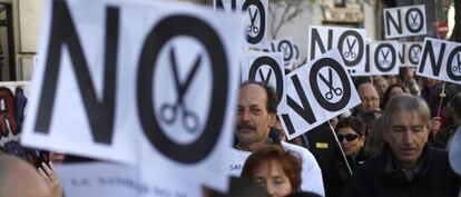 Protesta frente a una de las sedes de la Consejería de Sanidad.