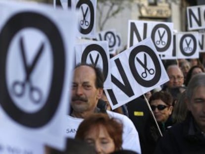 Protesta frente a una de las sedes de la Consejería de Sanidad.