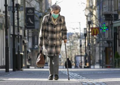 Una persona camina por una calle de Luxemburgo