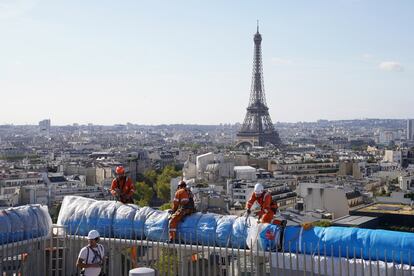 Vista de París desde lo alto del Arco de Triunfo, donde los obreros trabajaban en el montaje diseñado por Christo y Jeanne-Claude.