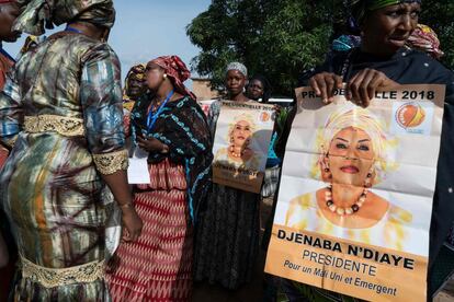 Simpatizantes dan la bienvenida a la candidata presidencial maliense Djeneba N'Diaye en Bougouni.