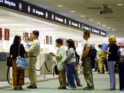 Un control de inmigración en el aeropuerto de Miami.