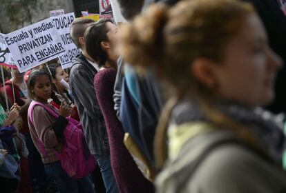 Estudiantes protestan en Madrid, 23 de octubre de 2013. El segundo día de huelga estudiantil en las enseñanzas medias ha tenido un 90 % de seguimiento, según el Sindicato de Estudiantes (SE), y un 18,8 %, de acuerdo con los datos de Educación, y se han celebrado manifestaciones bajo lemas contra la reforma educativa y amenazas de convocar una huelga indefinida.