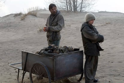 Viggo Mortensen y Kodi Smit-McPhee en una imagen de la película 'La carretera'.
