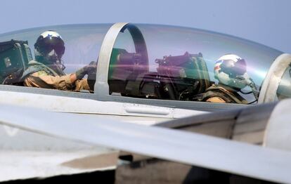 Dos pilotos estadounidenses son fotografiados dentro de la cabina de un caza de combate F18 momentos antes de despegar para sobrevolar el mar del sur de China en un ejercicio rutinario.