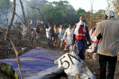 Los equipos de rescate buscan entre los restos del avión siniestrado.