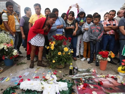 Una mujer llora a Juan Gabriel frente al palacio de Bellas Artes.