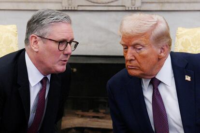 El primer ministro británico, Keir Starmer, se reúne con el presidente estadounidense, Donald Trump, en la Oficina Oval de la Casa Blanca el 27 de febrero en Washington D. C.