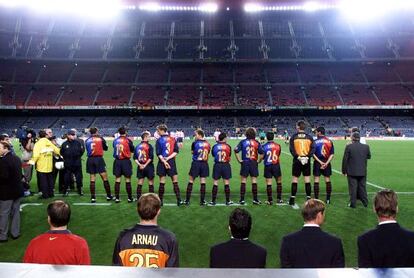 Los jugadores del Barcelona, en el césped del Camp Nou, en el plante ante el Atlético