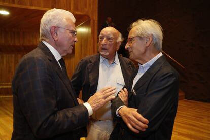 Desde la izquierda, Daniel Gavela, director general de la Cadena SER; Manuel Vicent, escritor, y Andrés Rabago 'El Roto', dibujante.