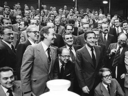 Adolfo Suárez y miembros del Gobierno de UCD y del Congreso tras la aprobación de la Constitución.