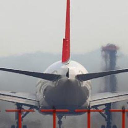 Un avión en la pista de aterrizaje de un aeropuerto.