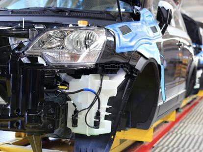 La producción de coches retrocede un 9% en enero por la menor demanda europea