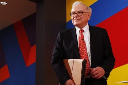 Buffett comparece ante la prensa después de testificar sobre la crisis financiera, ayer en Nueva York.