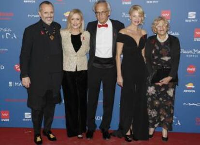 Cristina Cifuentes, Miguel Bosé. Buenaventura Clotet, Belén Rueda y Manuela Carmena en la gala