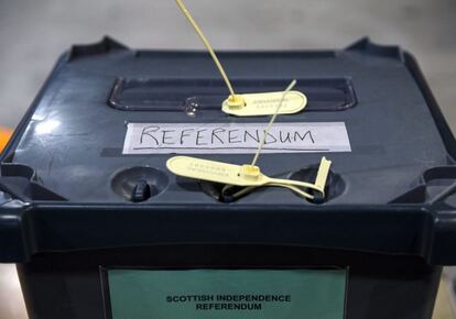 Vista de una urna durante el conteo de votos del referéndum en Aberdeen