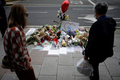 Flores y los mensajes en el lugar en el que fue asesinado Samuel Luiz.