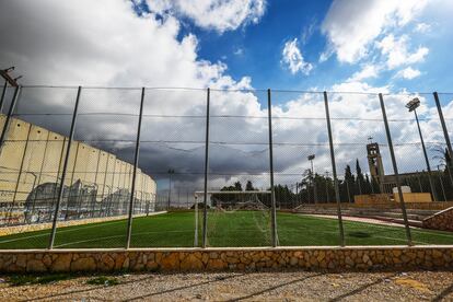 Un campo de futbol pegado al muro en el Campo de refugiados de Aida al norte de la ciudad de Belén, Cisjordania. 