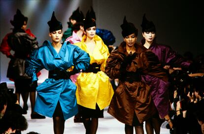 Sus desfiles eran un espectáculo en el que las modelos competían en protagonismo con las creaciones. En la imagen, la colección otoño-invierno 1985/86.