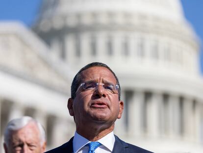 El gobernador de Puerto Rico, Pedro Pierluisi, habla en una conferencia de prensa en el Capitolio de Estados Unidos, en abril de 2023.