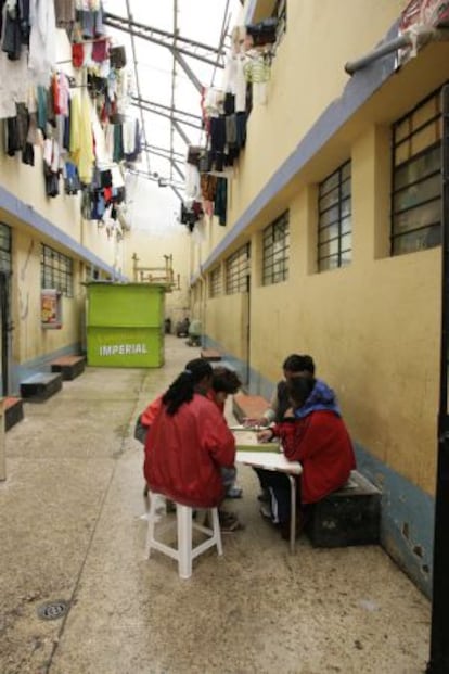 Un grup de preses juga a les cartes en una presó de Quito (Equador).