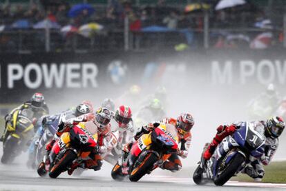 Jorge Lorenzo, con su Yamaha azul y blanca, lidera la prueba en Silverstone.