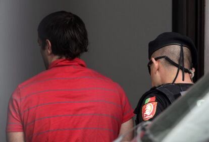 Un policía portugués escolta a Andoni Zengotitabengoa, a su entrada en loz juzgados