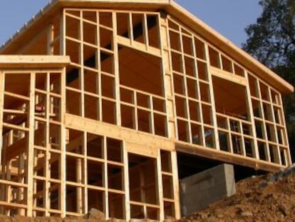 Esquelet de fusta d'un habitatge de 140 metres a Riells i Viabrea (Selva), construït per Canadian Nordic House Catalunya.