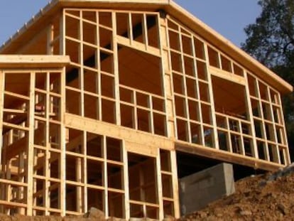 Esqueleto de madera de una vivienda de 140 metros en Riells i Viabrea, provincia de Girona, construida por Canadian Nordic House Catalunya.