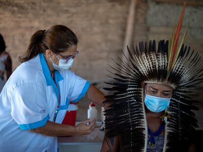 El jefe indígena Jurema Nunes recibe una dosis de la vacuna china Sinovac Biotech en la ciudad de Marica, en el Estado de Rio de Janeiro, el pasado enero.