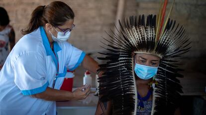 O chefe indígena Jurema Nunes recebe uma dose da Coronavac, a vacina chinesa da Sinovac Biotech, na cidade de Maricá, no Estado do Rio de Janeiro, em janeiro.