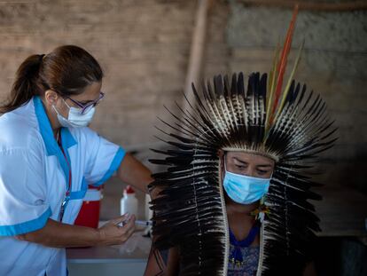 O chefe indígena Jurema Nunes recebe uma dose da Coronavac, a vacina chinesa da Sinovac Biotech, na cidade de Maricá, no Estado do Rio de Janeiro, em janeiro.