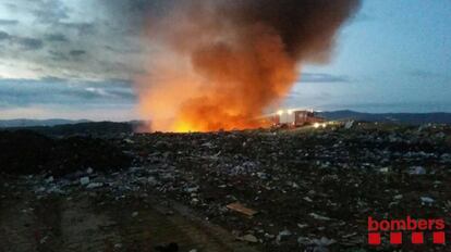 Imatge de l'incendi de l'abocador.