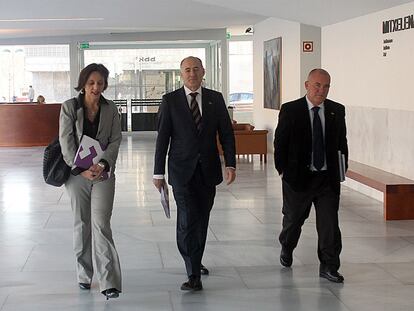Ferreira, Goirizelaia y Pérez (de izquierda a derecha), antes de su rueda de prensa de ayer en el paraninfo de la UPV.