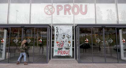 Banners protesting cuts at the Sant Pau Hospital in Barcelona.