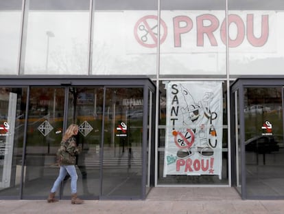 Pancartes de protesta a l'Hospital de Sant Pau de Barcelona per les retallades en sanitat.